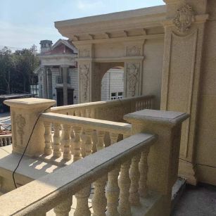 齐齐哈尔 黄金麻别墅外墙干挂雕花配合阳台栏杆花瓶柱