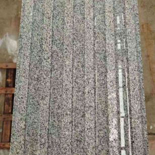 齐齐哈尔 芝麻白花岗岩荔枝面雕刻盲道，盲条