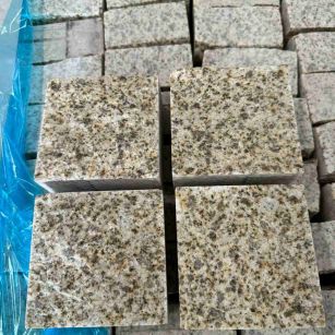 齐齐哈尔 黄金麻花岗岩自然面小方块，弹石，马蹄石等