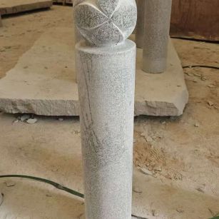 齐齐哈尔 芝麻白花岗岩石材挡车石柱、停车柱、圆柱挡车柱、方柱挡车柱等