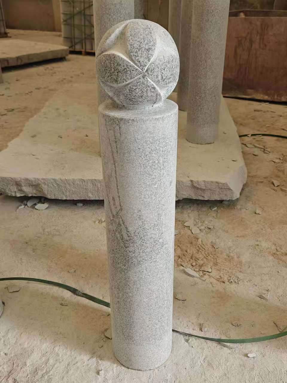 齐齐哈尔 芝麻白花岗岩石材挡车石柱、停车柱、圆柱挡车柱、方柱挡车柱等