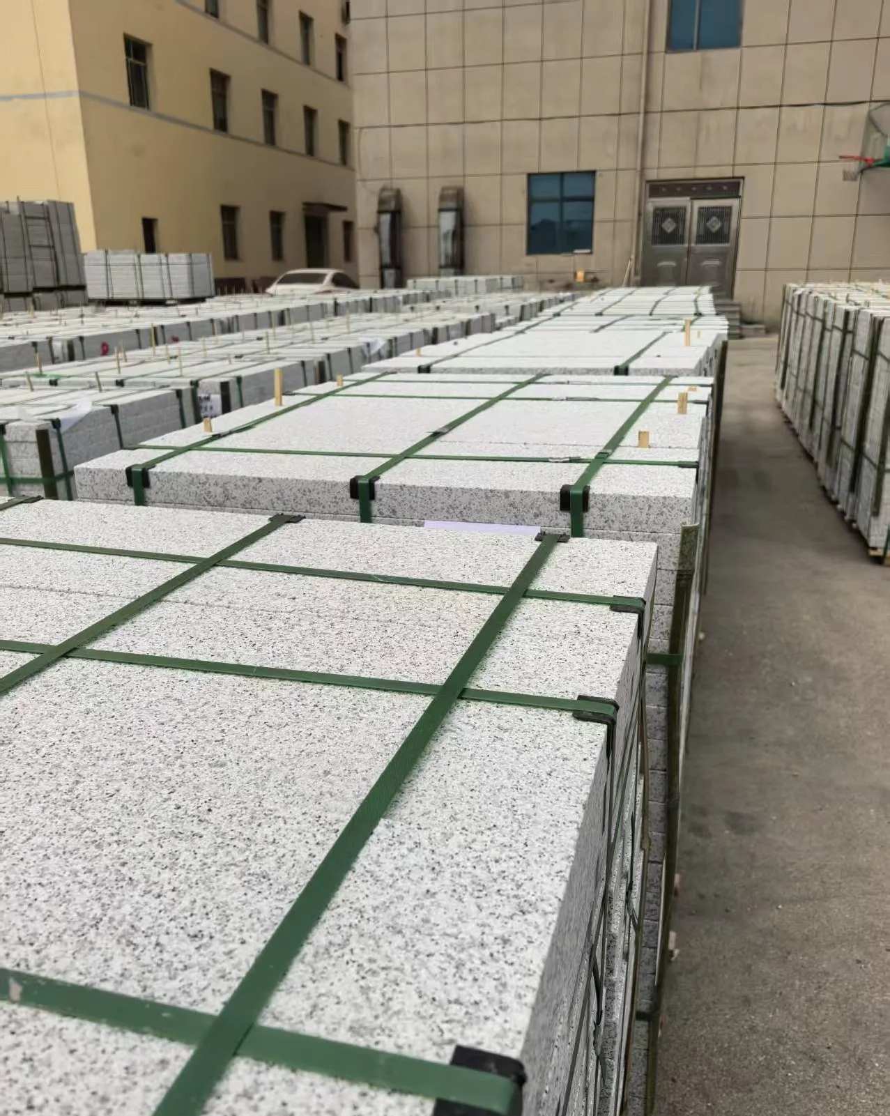 齐齐哈尔 白麻花岗岩5.0公分荔枝面地铺石