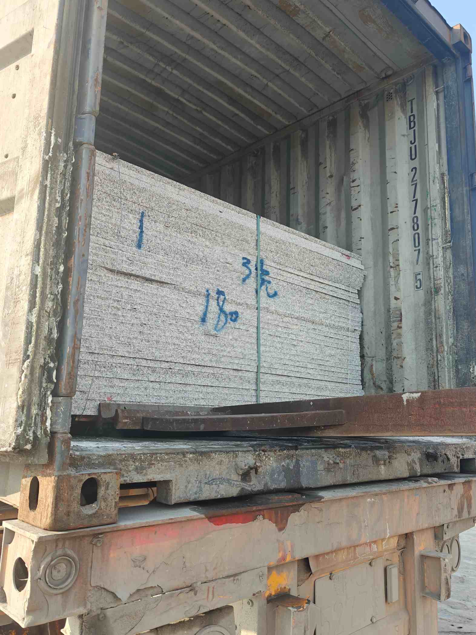 齐齐哈尔 芝麻白花岗岩石材3.0公分光面毛板装柜出货