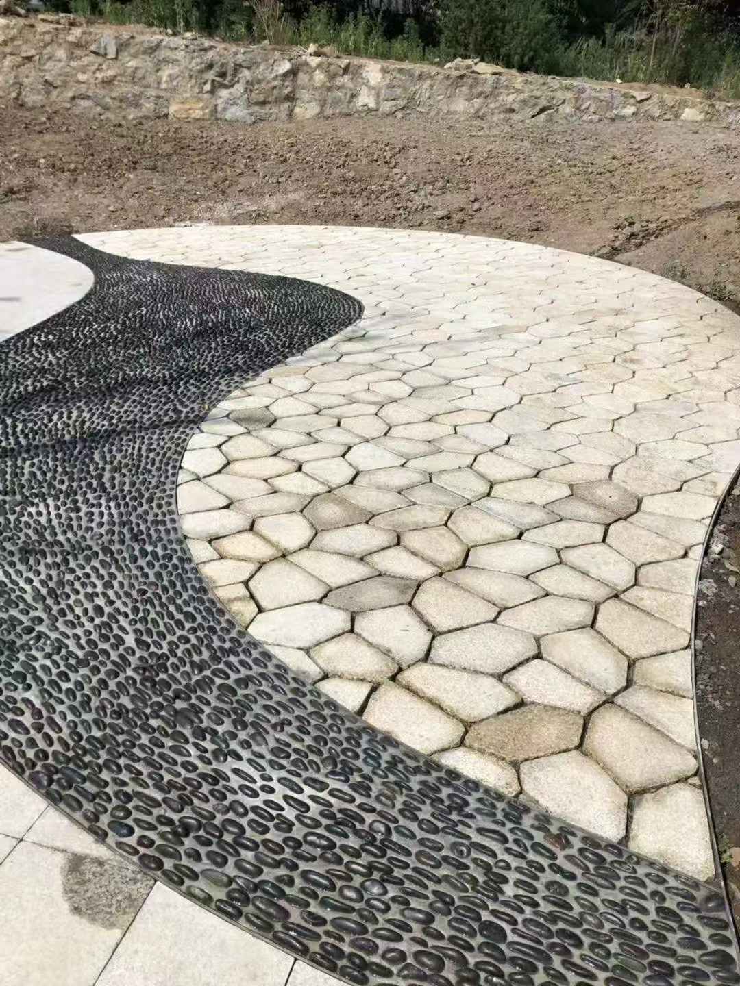 齐齐哈尔 黄金麻冰裂纹地铺石工地铺装案例