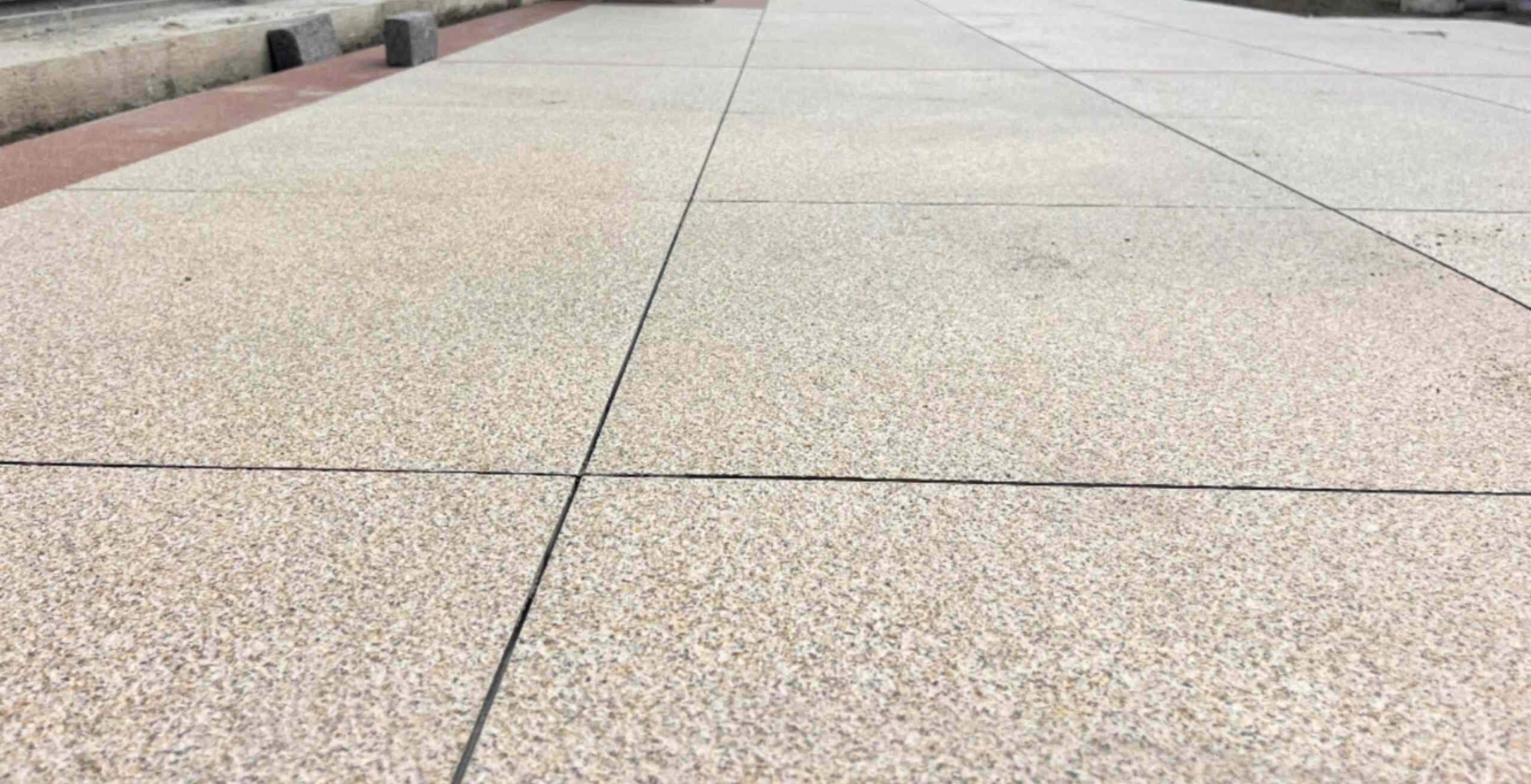 齐齐哈尔 黄金麻花岗岩石板材荔枝面地面铺装效果