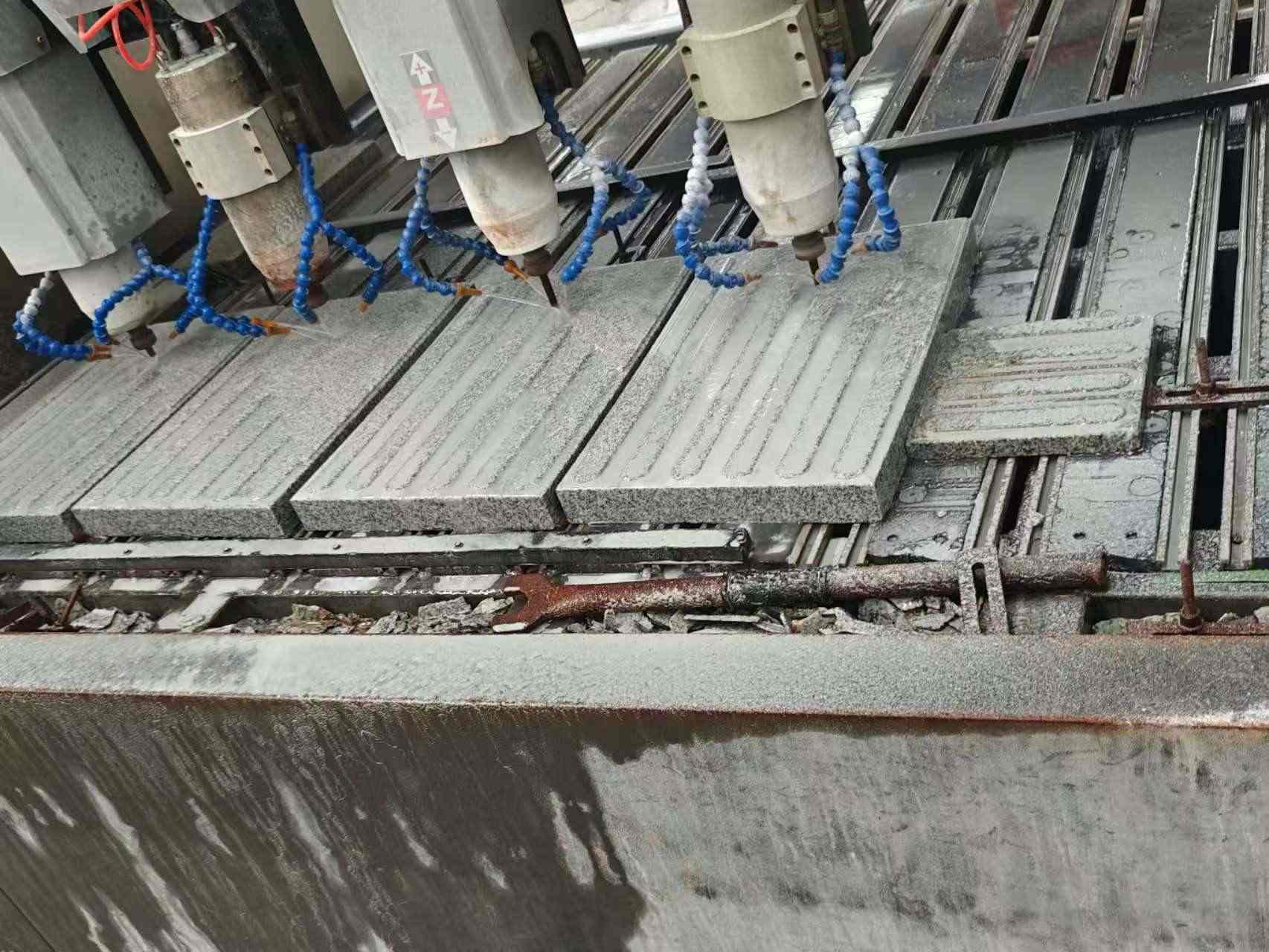 齐齐哈尔 芝麻白花岗岩荔枝面盲道雕刻