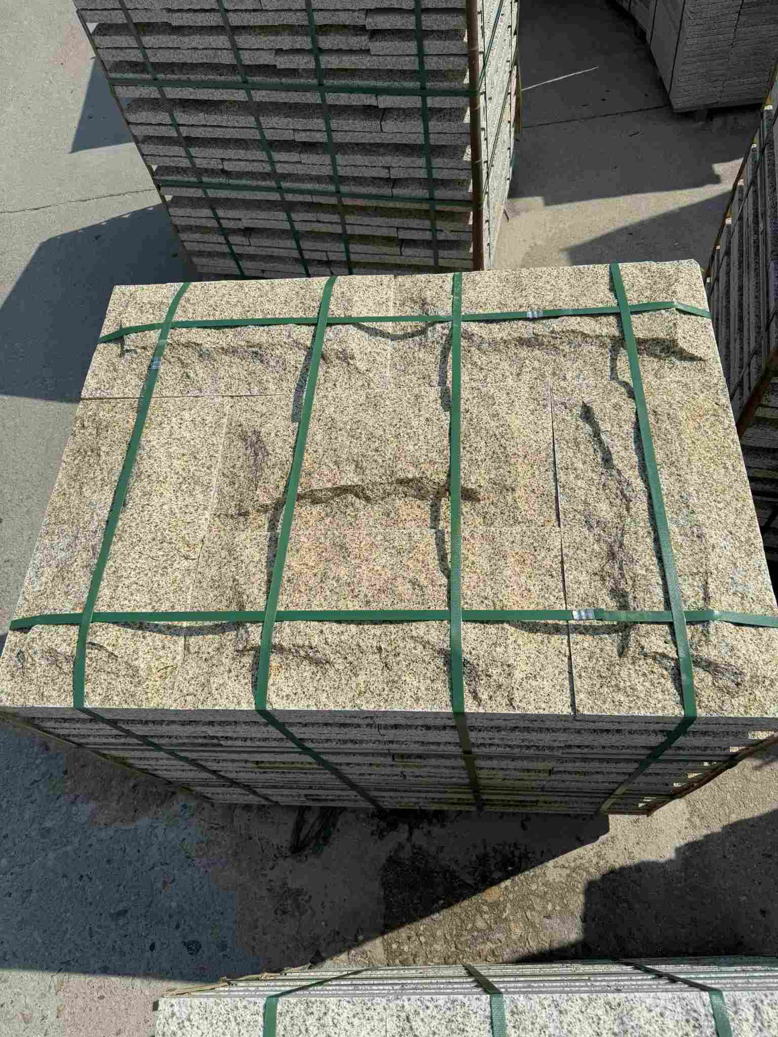 齐齐哈尔 黄金麻花岗岩石材自然面蘑菇石成品