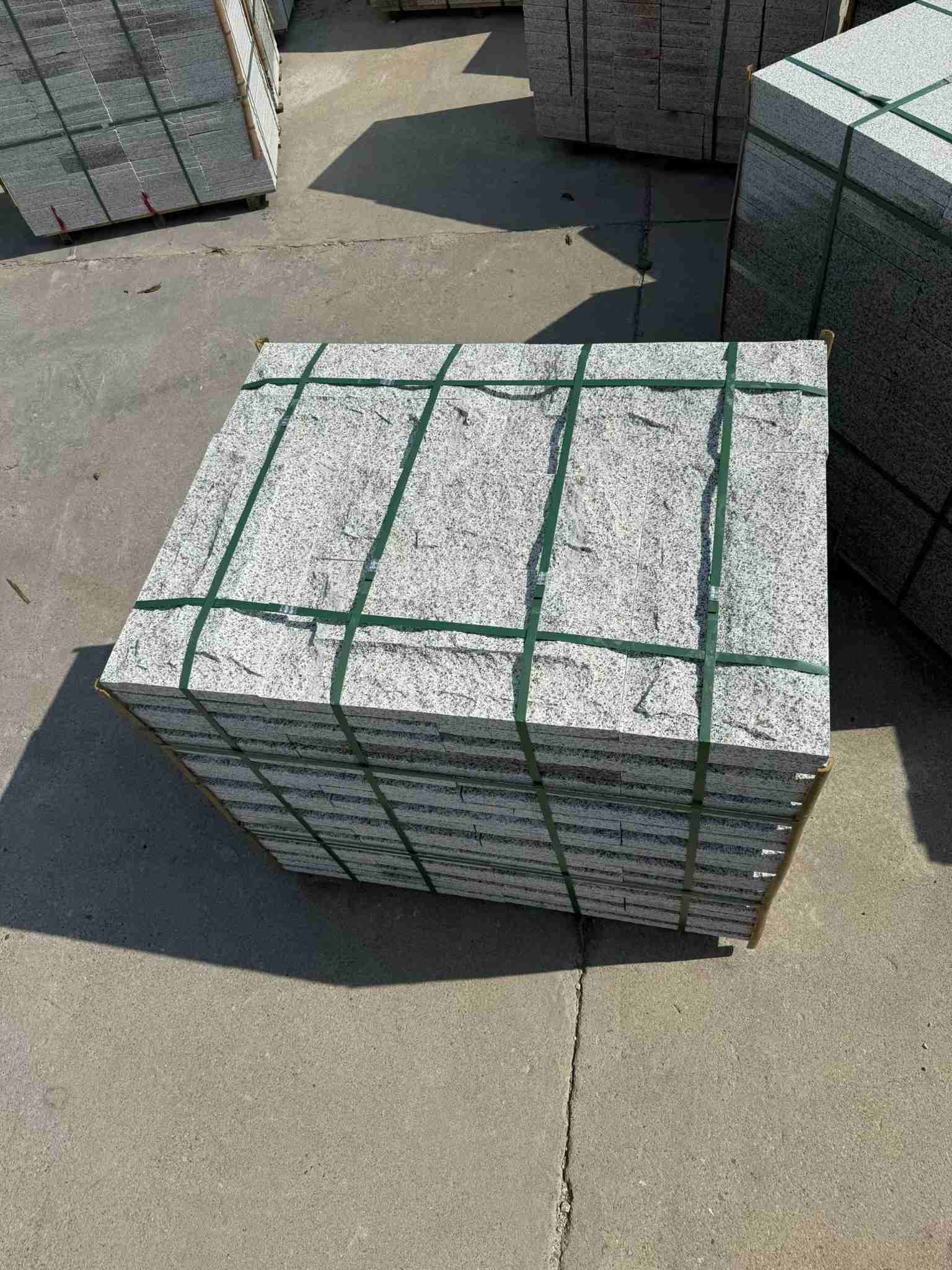 齐齐哈尔 白麻花岗岩石材自然面蘑菇石成品