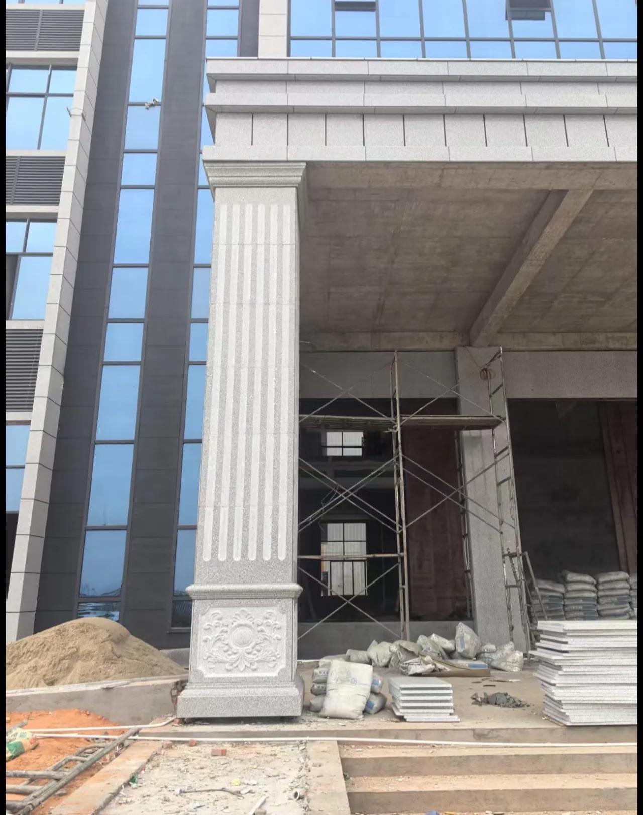 齐齐哈尔 芝麻白光面花岗岩门楼大柱（罗马柱）配雕花底座