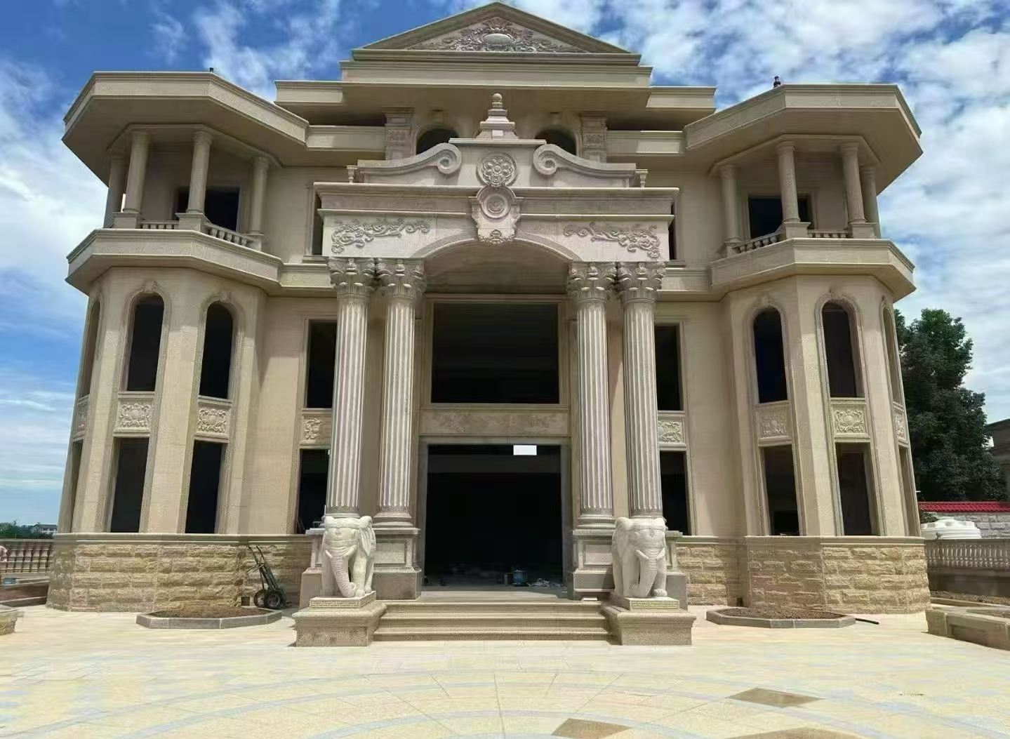 齐齐哈尔 黄金麻别墅外墙干挂，大柱，大象，蘑菇石，雕花板