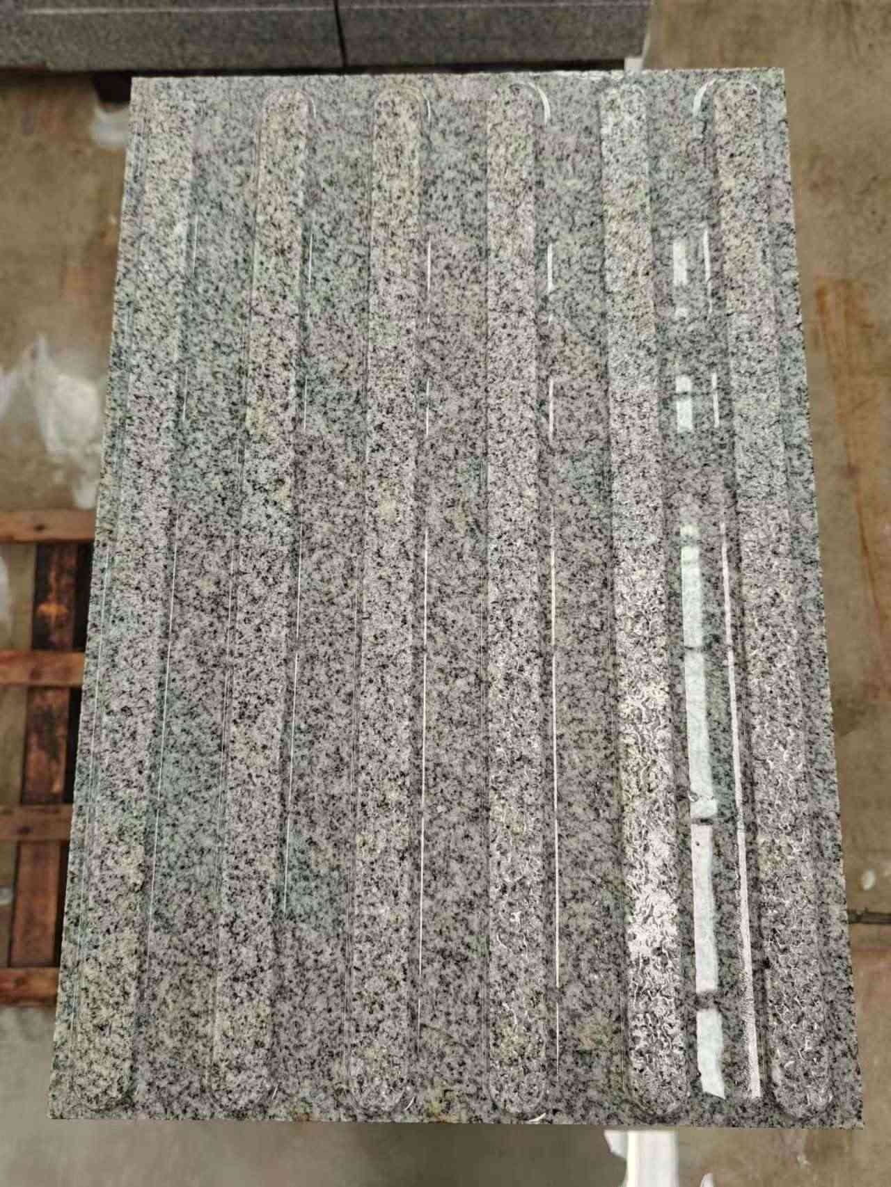 齐齐哈尔 芝麻白花岗岩荔枝面雕刻盲道，盲条