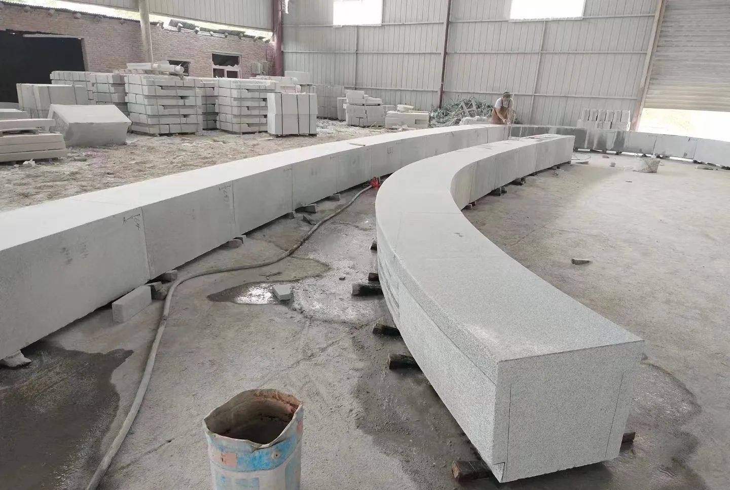 齐齐哈尔芝麻白花岗岩石板材 园林光面弧形坐凳