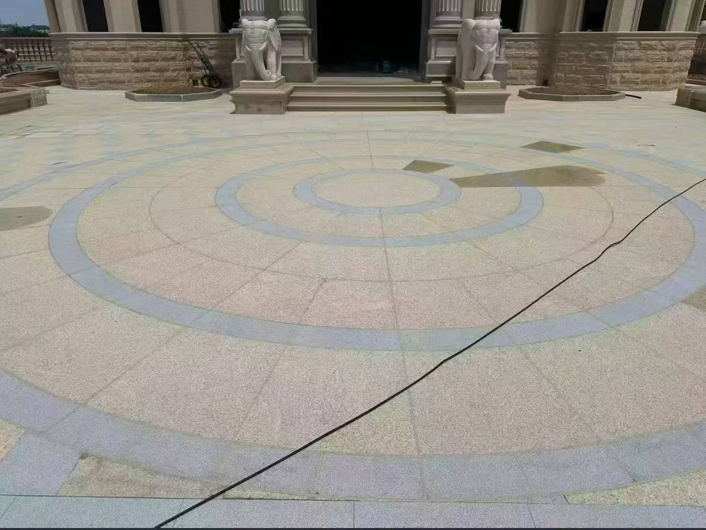 齐齐哈尔 黄金麻芝麻灰花岗岩石材地铺拼接效果