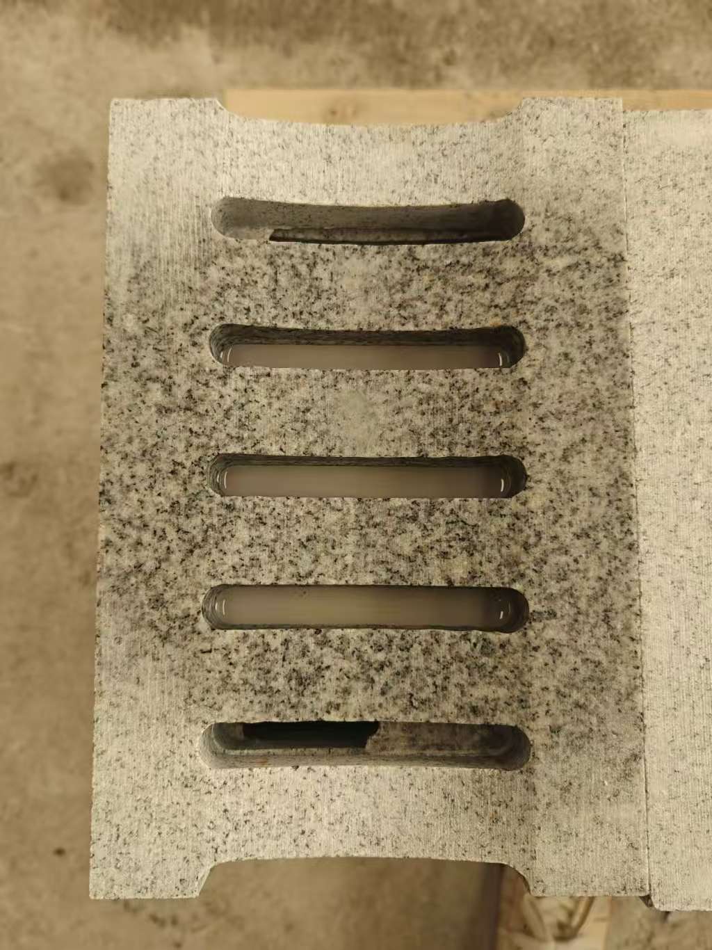 齐齐哈尔 芝麻白拉丝面花岗岩U型开槽排水槽