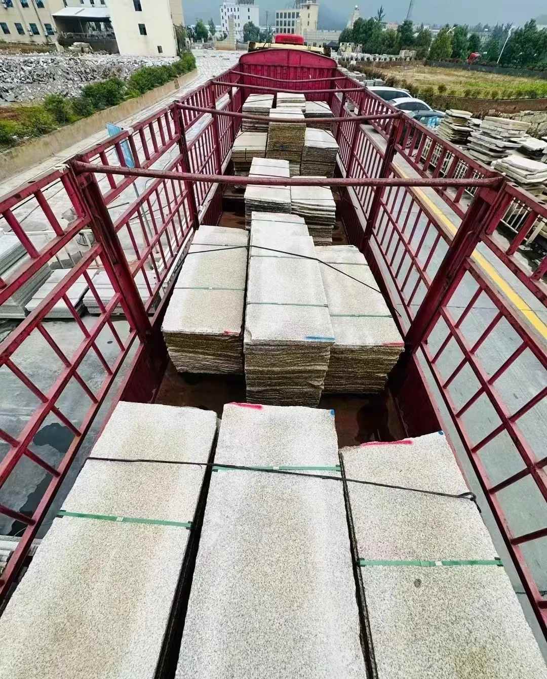 齐齐哈尔 黄金麻花岗岩荔枝面，光面毛板装车完成