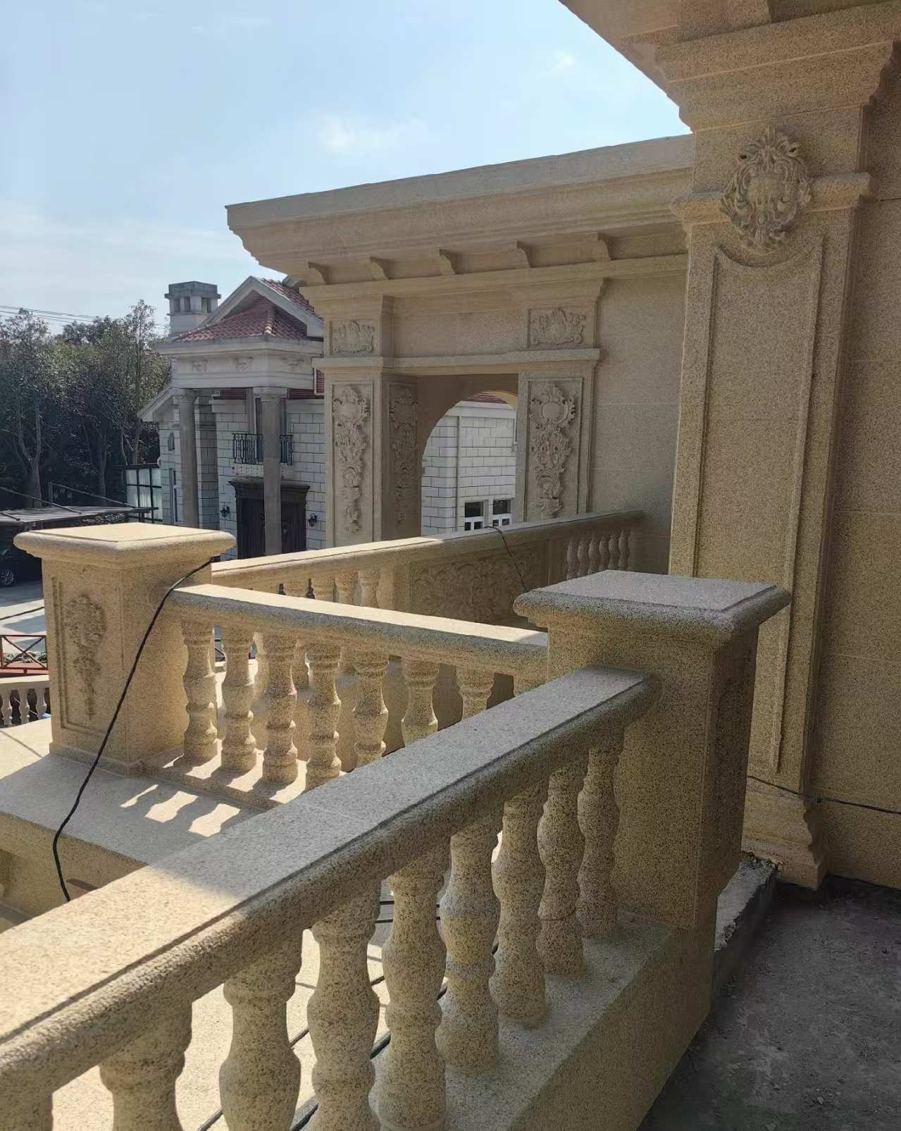 齐齐哈尔 黄金麻别墅外墙干挂雕花配合阳台栏杆花瓶柱