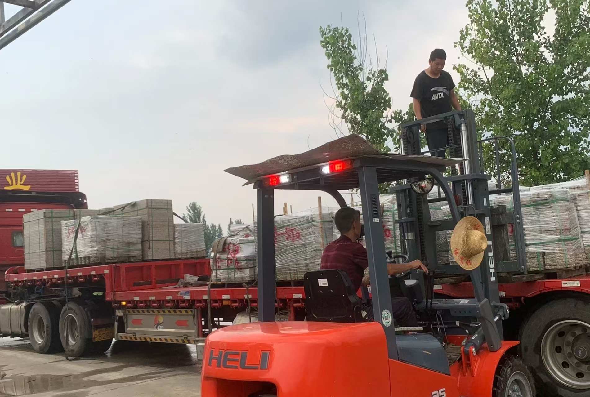 齐齐哈尔 黄金麻冰裂纹，地铺石装车