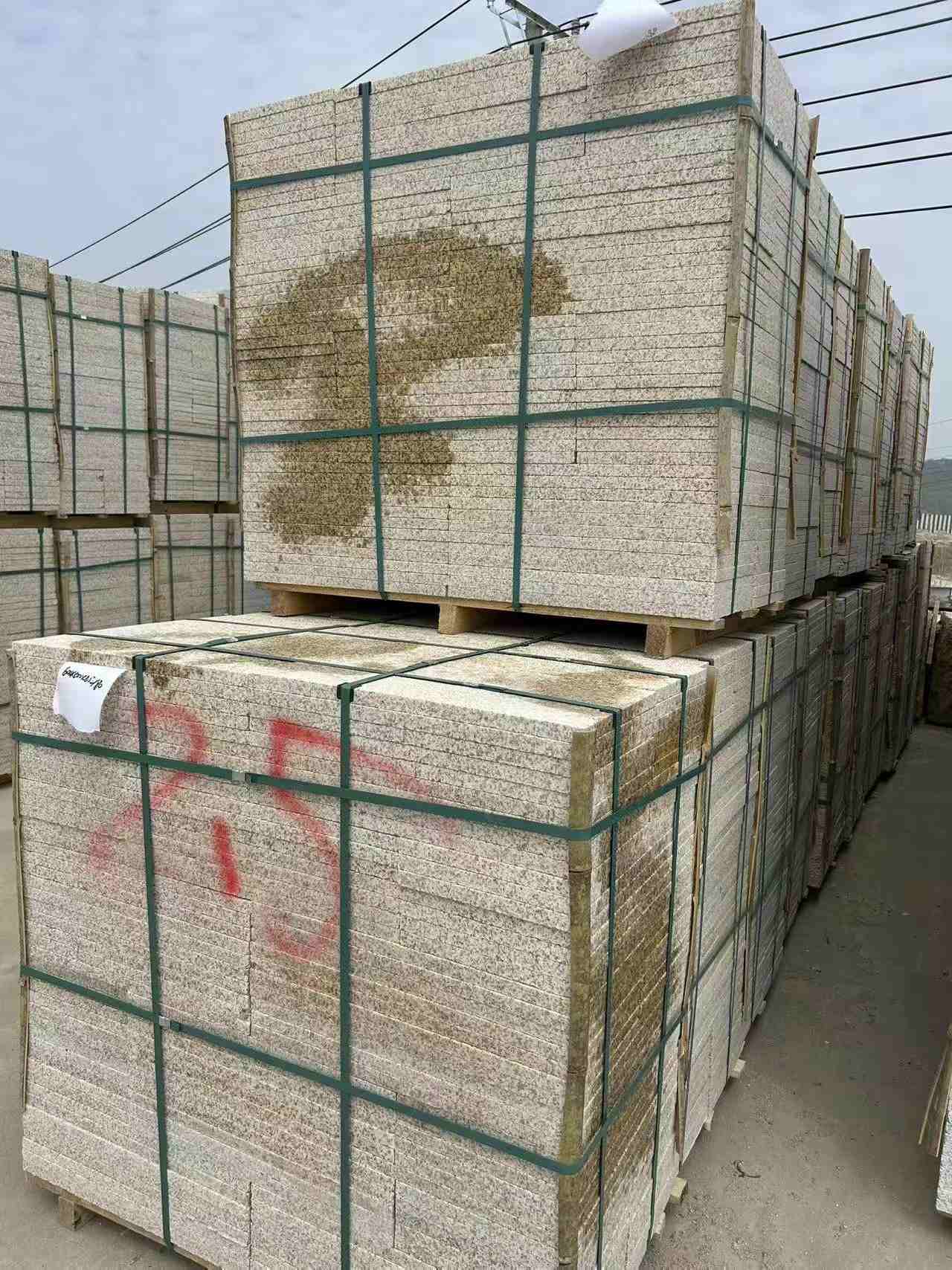 齐齐哈尔 黄金麻花岗岩石材荔枝面地铺石2.5*300*600