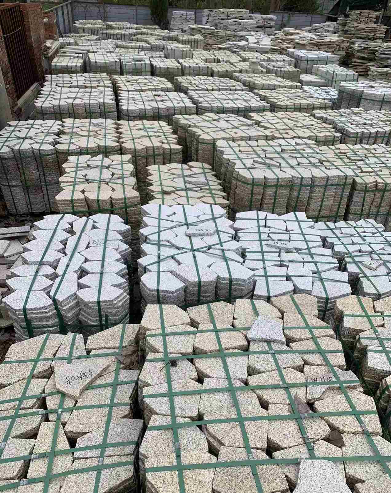 齐齐哈尔 黄金麻白麻花岗岩荔枝面地铺石(冰裂纹)