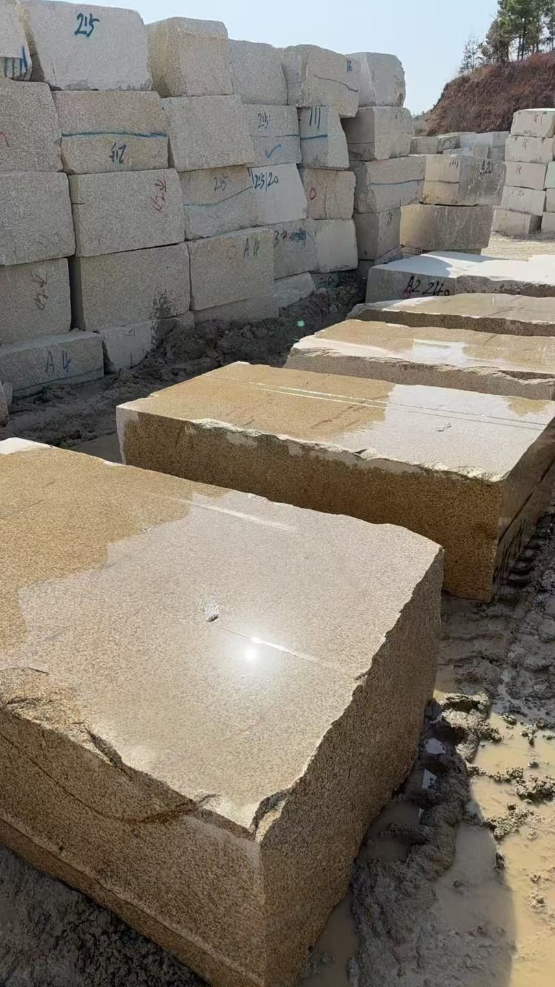 齐齐哈尔 黄金麻方料堆场洗料分选中，原材料充足