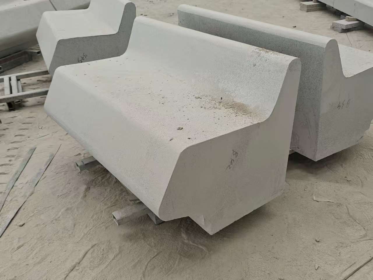 齐齐哈尔 芝麻白花岗岩异形坐凳，石凳