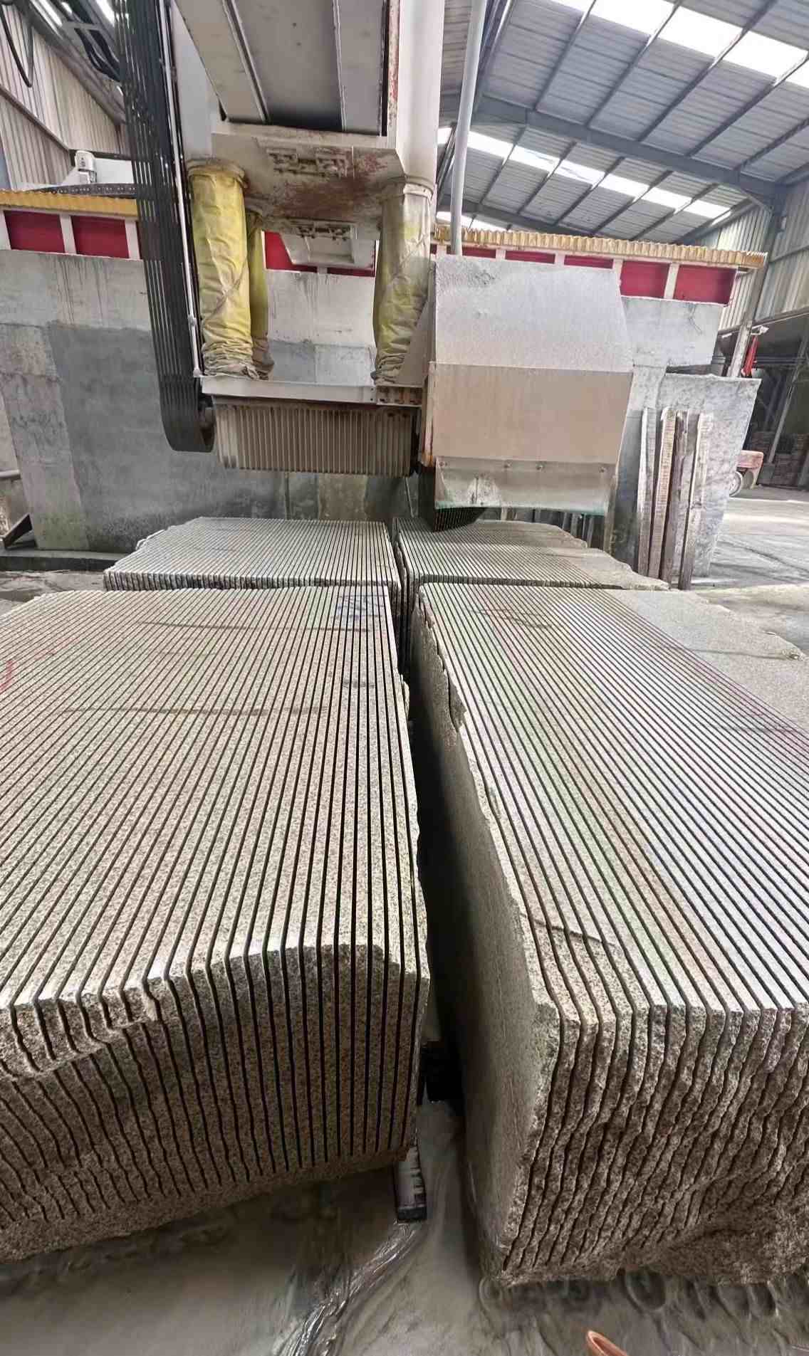 齐齐哈尔 车间生产日常，黄金麻白麻花岗岩