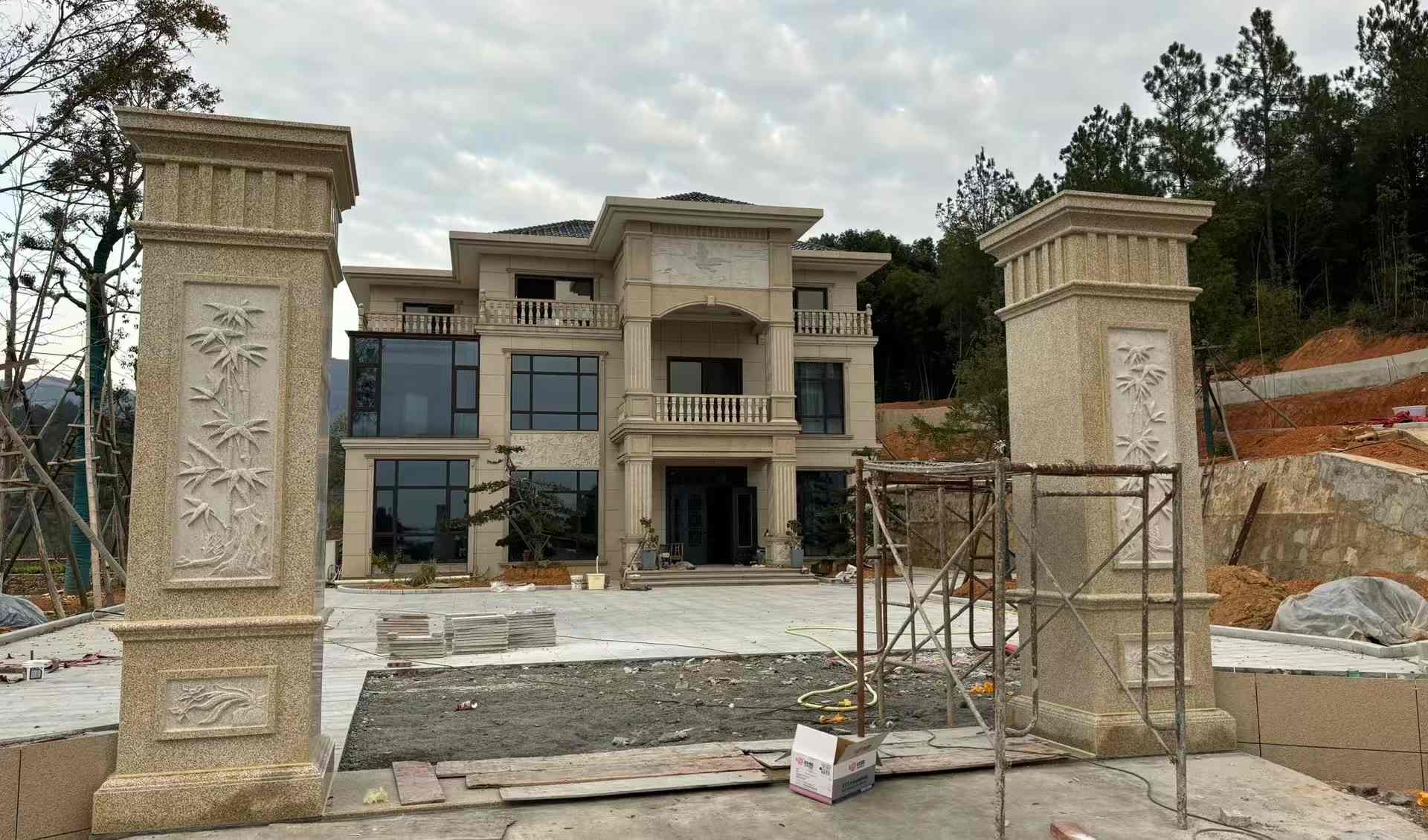 齐齐哈尔 黄金麻花岗岩别墅雕花外墙干挂配上门口雕花罗马柱